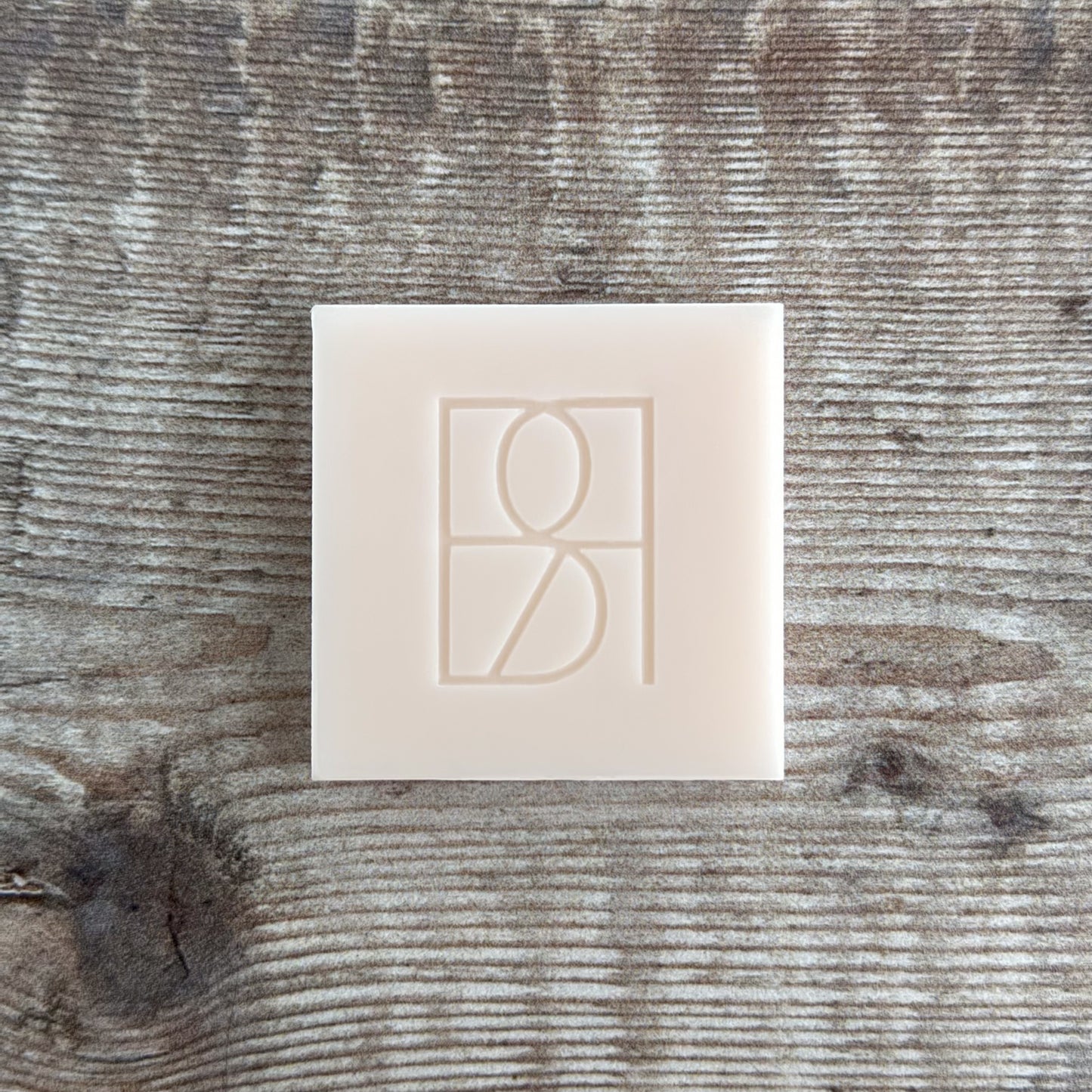 A single Lavender, Heliotrope & Tonka wax melt