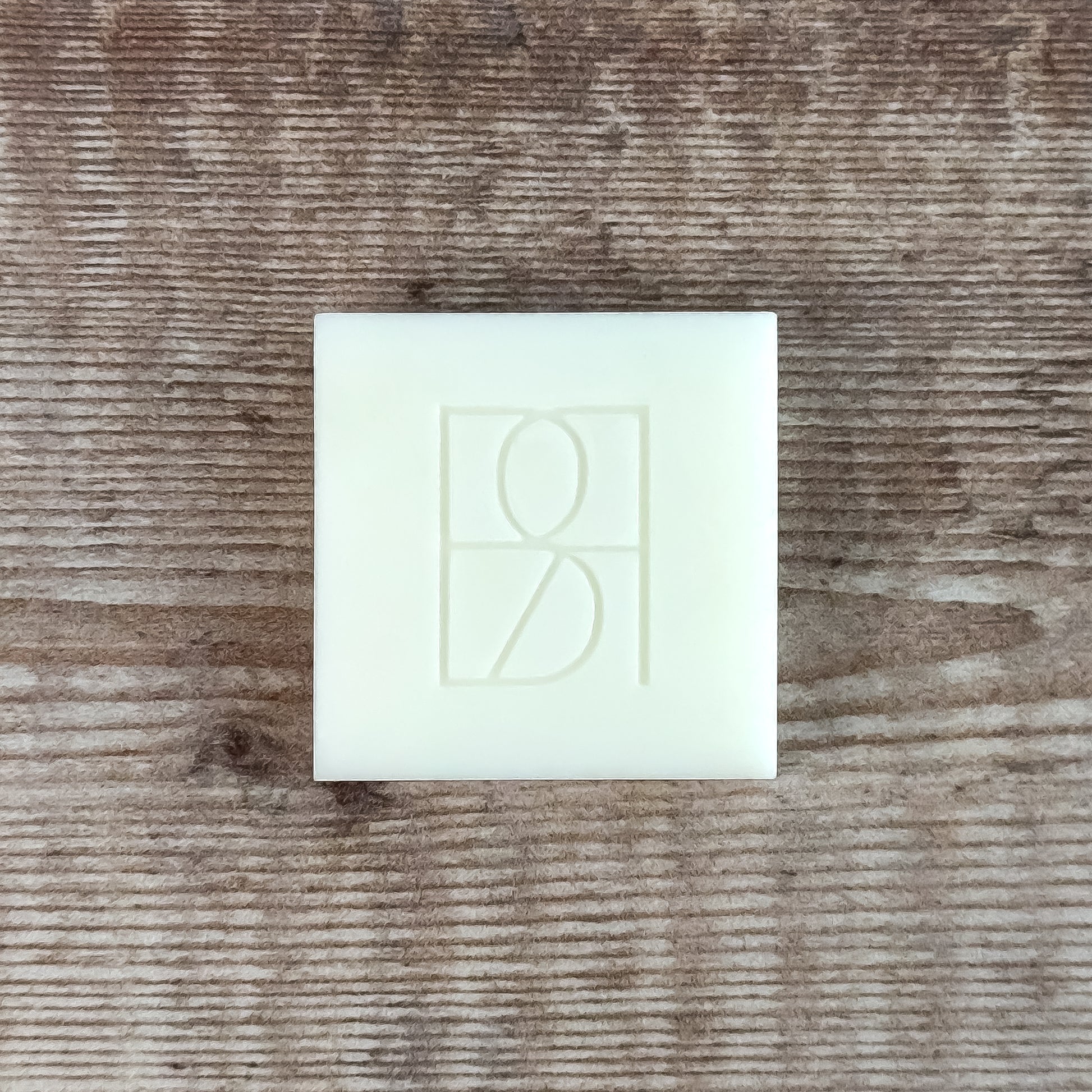 A single Rosie & B wax melt